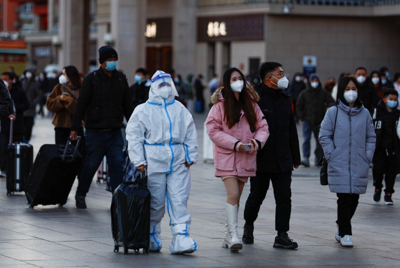 专家建议民众暂缓春游，日常出门戴好口罩。 路透