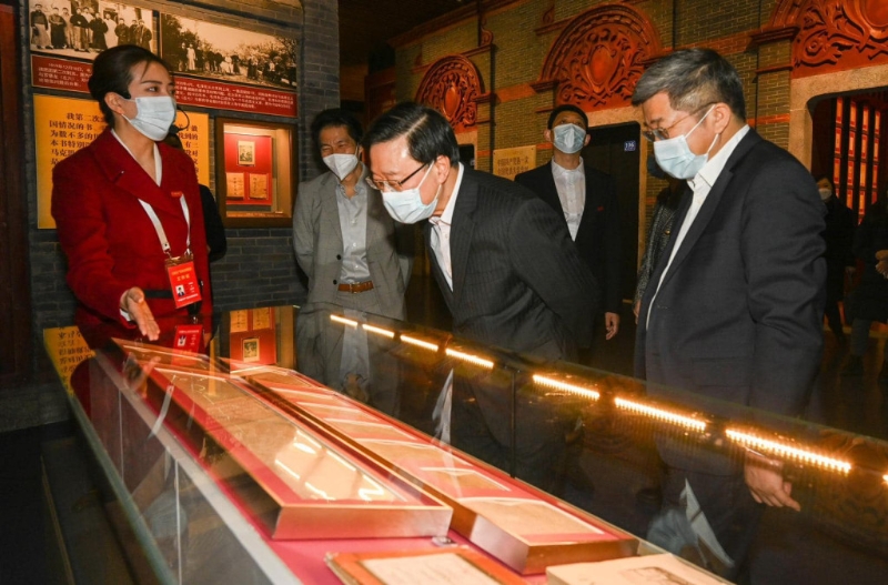 展览按照中国人民站起来、富起来、强起来的历史脉络分为四个部分。 李家超fb图片