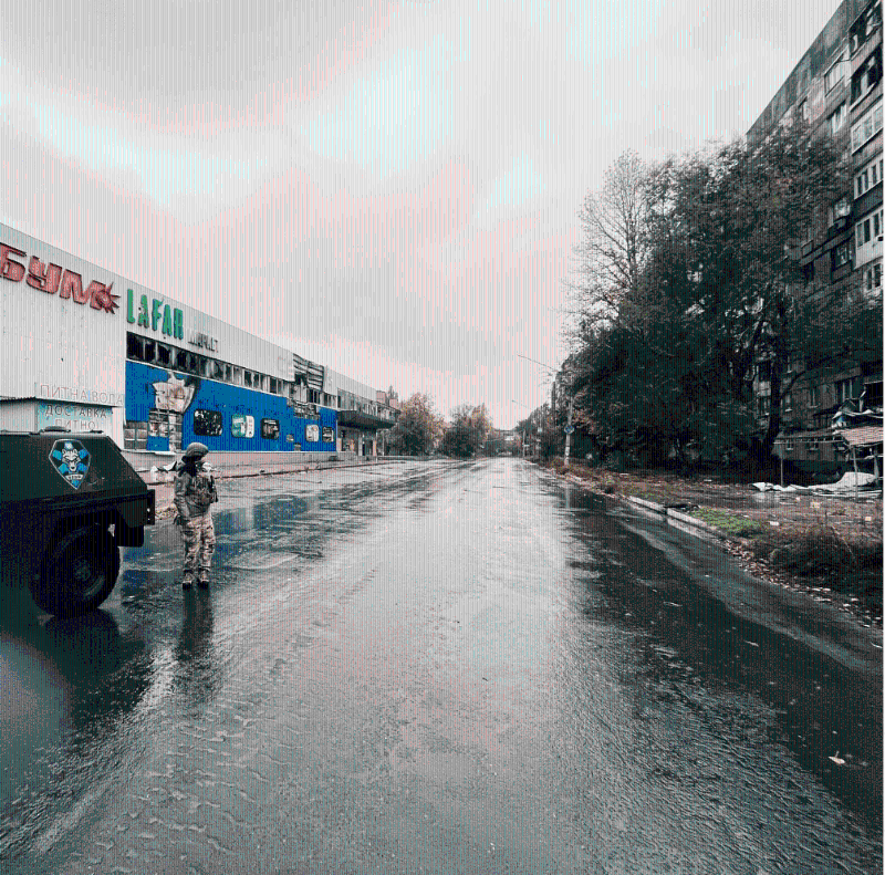 基辅市议会副议长米哈伊洛娃（Alina Mykhailova）去年12月贴出的照片中，出现贴上乌克兰武装部队达芬奇狼特种部队 ULF 医疗服务标志的鹰式装甲车。 打卡位置是顿涅茨克州阿夫迪伊夫卡市（Avdiivka）。 alishamisha/instagram