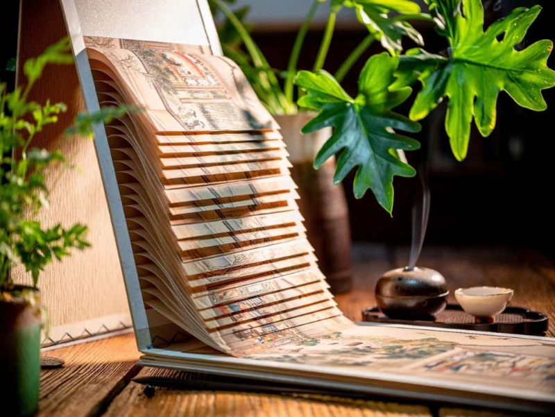 張曉棟自創的經龍裝,由經折裝與龍鱗裝結合而成,更易於收藏及翻閱。