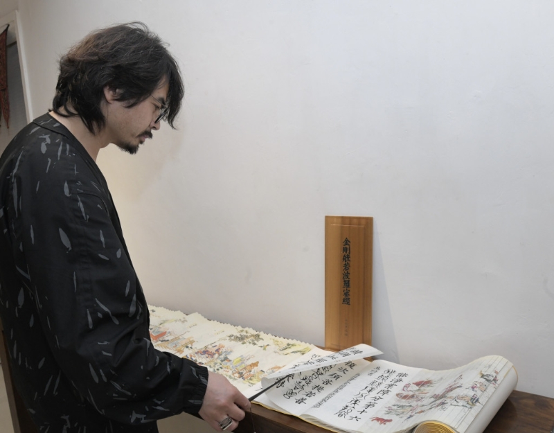 翻揭時須借用書撥,令閱讀多了一分莊嚴儀式感。