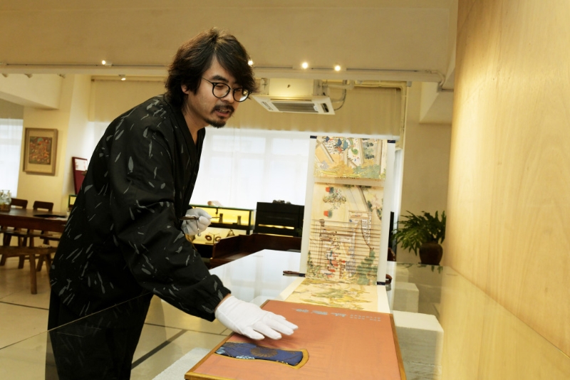 戴上手套方可接觸封面,翻頁就一定要用書撥。