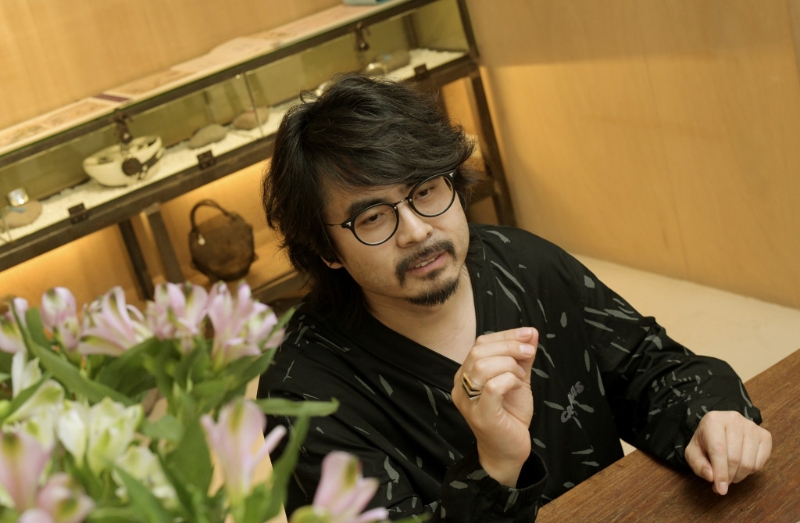 張曉棟在2008年從書中接觸到龍鱗裝,繼而決心鑽研這種失傳的裝幀工藝。