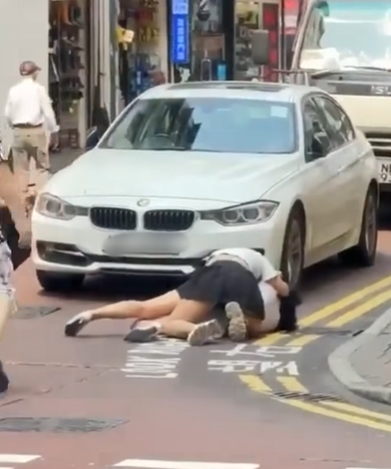 影片开初两女已打到躺地。 fb香港突发事故报料区网片截图