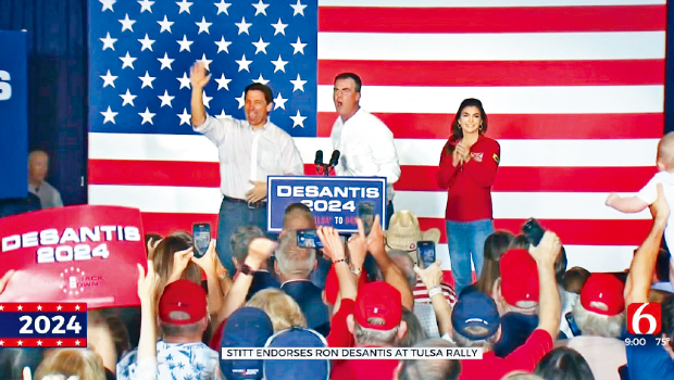 佛州州长德桑蒂斯（左）10日在俄克拉荷马州造势，声言自己是特朗普以外的最佳人选，俄州州长斯蒂特（中）是第一个表态支持德桑蒂斯参选总统的州长。
