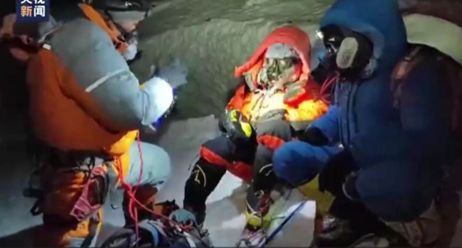 珠峰被救女子所雇登山公司，深夜发文指已支付救援费，否认忘恩负义。