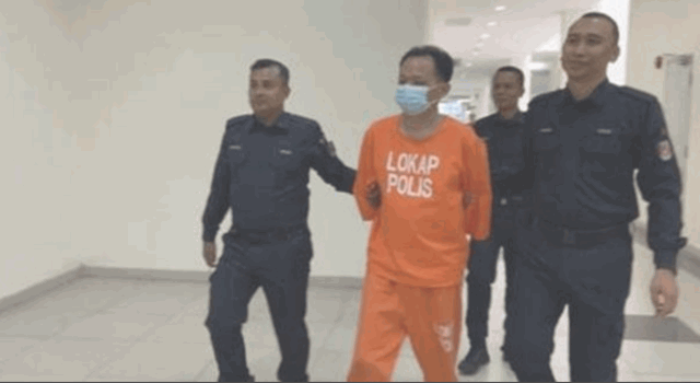 马来西亚抑郁症男子菜刀斧头狂砍年迈母，行凶后守尸旁被待捕