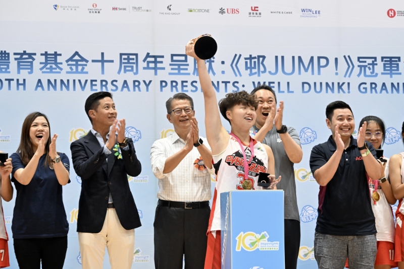陈茂波主持一项篮球比赛冠军颁奖礼。