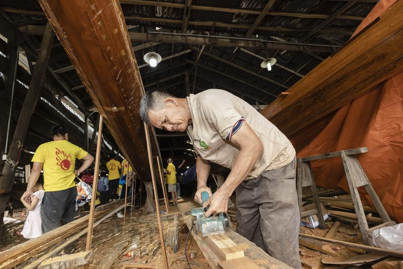 龙舟制作中。 龙舟制作中。