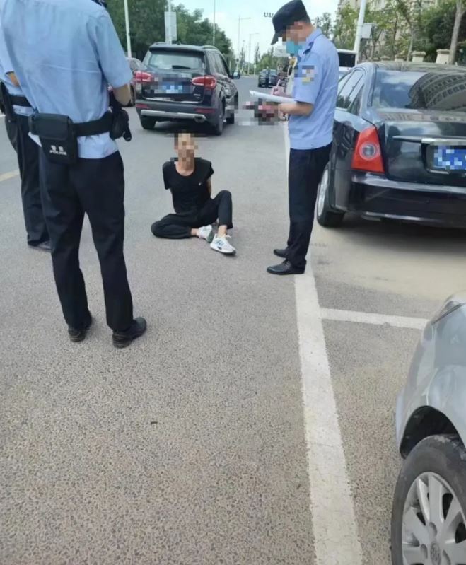 男子辗毙妻子后当场被捕 男子辗毙妻子后当场被捕