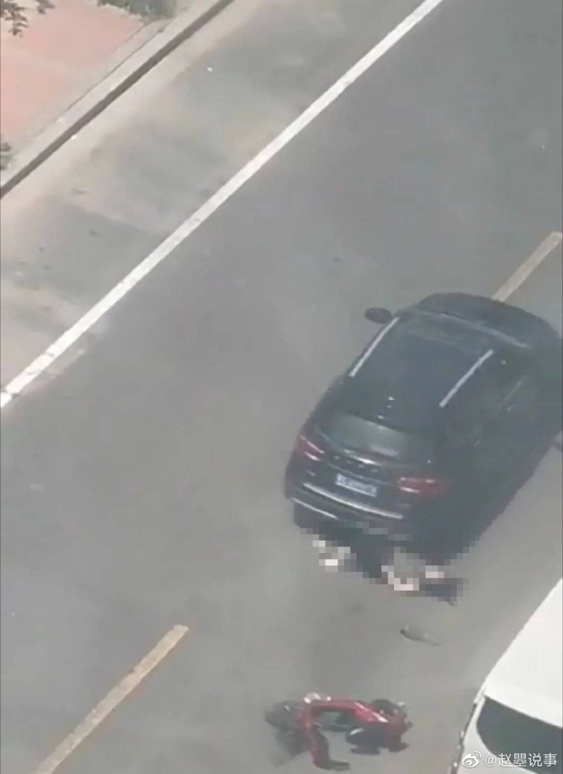 男司机反复开车辗过躺在路上的女子 男司机反复开车辗过躺在路上的女子