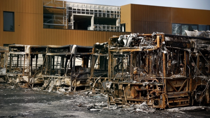 示威者破坏公物,12辆巴士被烧毁 示威者破坏公物,12辆巴士被烧毁