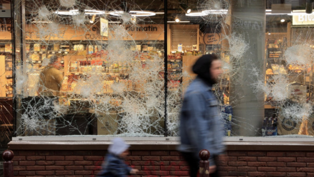 里尔爆发警民冲突,一家店铺的窗被砸至伤痕累累 里尔爆发警民冲突,一家店铺的窗被砸至伤痕累累