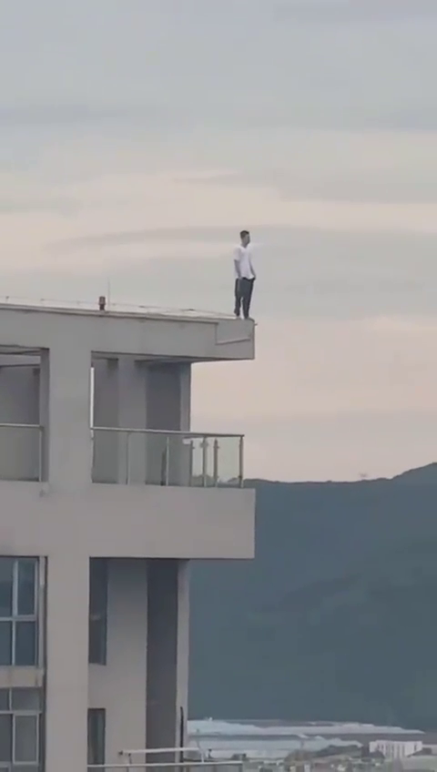 该目击者称,该年轻人情绪崩溃,多次哭泣抓头 该目击者称,该年轻人情绪崩溃,多次哭泣抓头