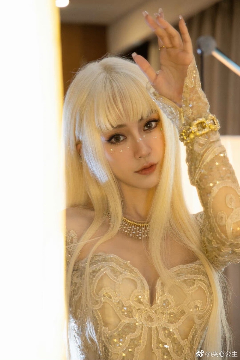 Angelababy一头金色假发亮相,全身搭配一套透明蕾丝金色洋装,大批网友盛赞她简直象是真人芭比。 Angelababy一头金色假发亮相,全身搭配一套透明蕾丝金色洋装,大批网友盛赞她简直象是真人芭比。