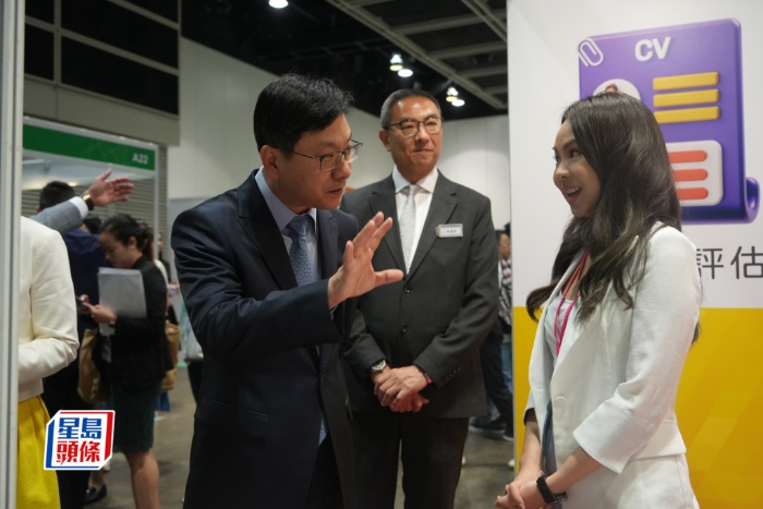 孙玉菡在展览现场视察 孙玉菡在展览现场视察