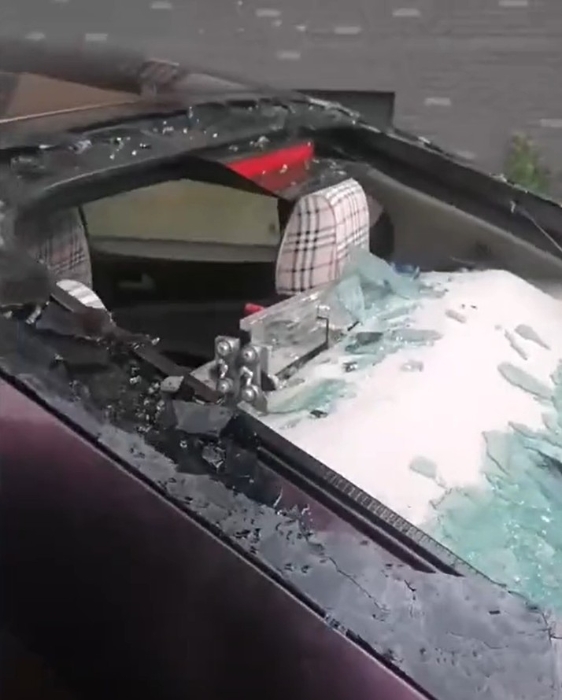 部分汽车车窗及挡风玻璃被砸烂。