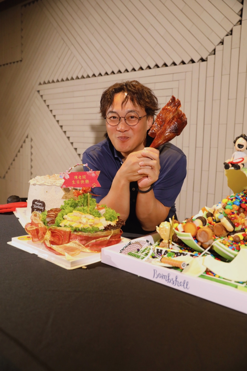 其中一个蛋糕是中式叉烧油鸡烧鹅脾葱油饭蛋糕,创意十足! 其中一个蛋糕是中式叉烧油鸡烧鹅脾葱油饭蛋糕,创意十足!