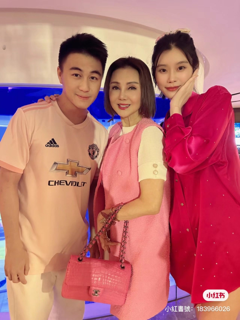 何猷君和太太奚梦瑶一起到场。 何猷君和太太奚梦瑶一起到场。