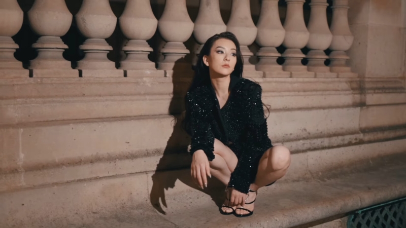 不过这个亚洲蹲的动作却被批评 不过这个亚洲蹲的动作却被批评