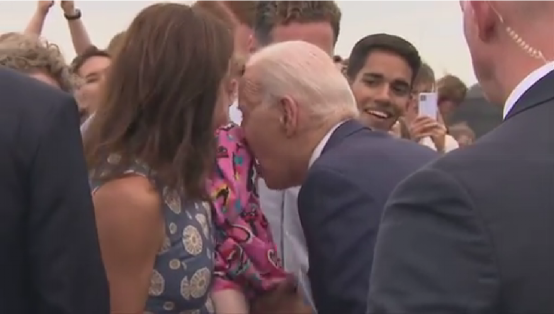 拜登与一个小女孩互动时张嘴作出轻咬状 拜登与一个小女孩互动时张嘴作出轻咬状