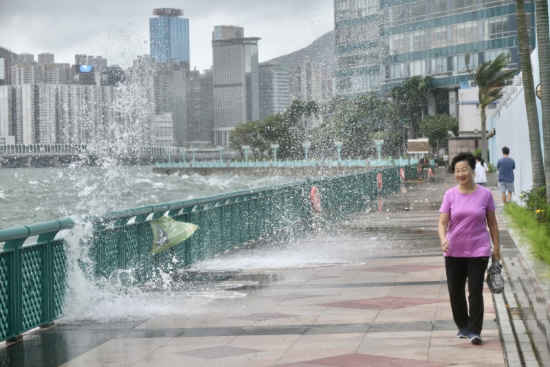 8号风球下黄埔花园海傍一带情况。 8号风球下黄埔花园海傍一带情况。