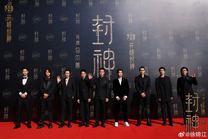 徐菲(右三)近日随《封神第一部》团队到各地宣传电影。 徐菲(右三)近日随《封神第一部》团队到各地宣传电影。