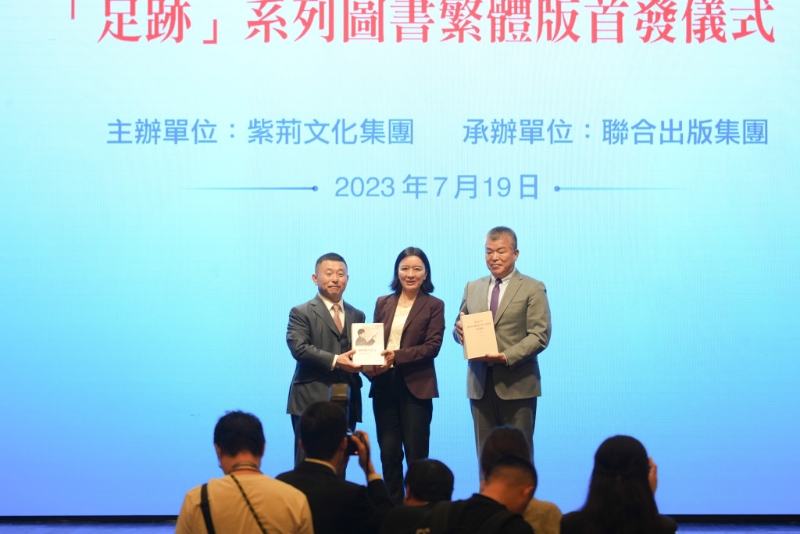 中联办副主任卢新宁(中)向代表赠书。 吴艳玲摄 中联办副主任卢新宁(中)向代表赠书。 吴艳玲摄