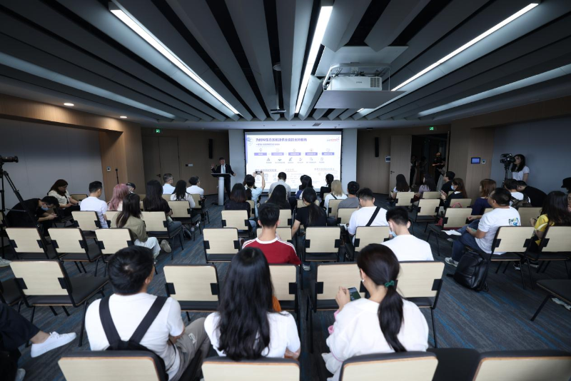 采风团走进河套深港科技创新合作区参访香港科学园深圳分园。