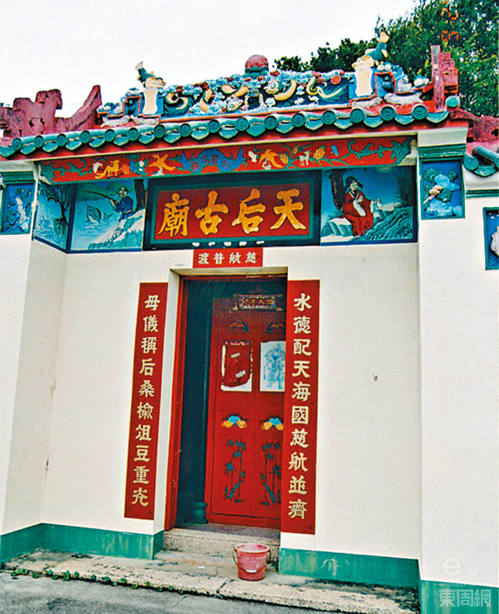 香港有些庙宇可让善信敲钟或击鼓,目的是通告神明。 香港有些庙宇可让善信敲钟或击鼓,目的是通告神明。