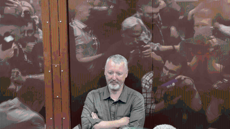 被控煽动极端主义活动的吉尔金7月21日在俄罗斯首都莫斯科的法庭听证会上,他坐在被告围栏的玻璃墙后面 被控煽动极端主义活动的吉尔金7月21日在俄罗斯首都莫斯科的法庭听证会上,他坐在被告围栏的玻璃墙后面