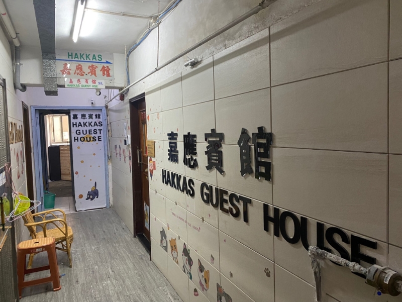 上午男童在警方陪同下来到宾馆 上午男童在警方陪同下来到宾馆