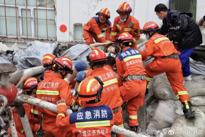 当地消防人员到场救人。