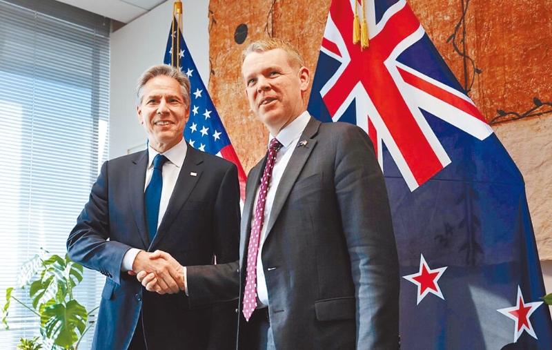 美国国务卿布林肯（左）27日访问新西兰，与新西兰总理希金斯（右）会晤。（摘自美国国务卿布林肯推特）