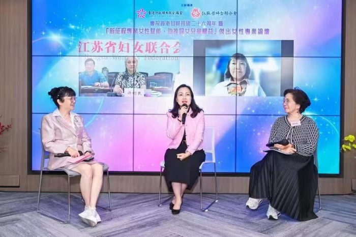 主讲嘉宾萧咏仪(右一)、简慧敏(中)、陈爱武(线上)、许利民(线上)进行圆桌讨论环节 主讲嘉宾萧咏仪(右一)、简慧敏(中)、陈爱武(线上)、许利民(线上)进行圆桌讨论环节