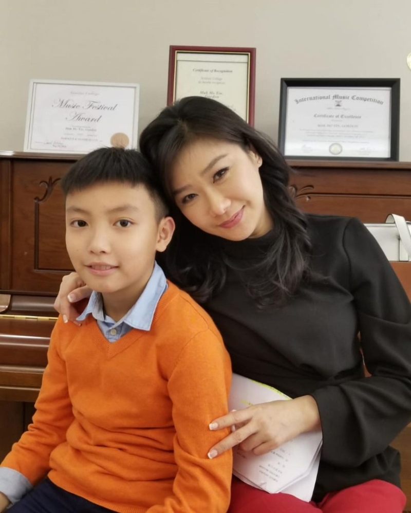 最近两人重遇,张慧仪上载两张照片作对比。 最近两人重遇,张慧仪上载两张照片作对比。