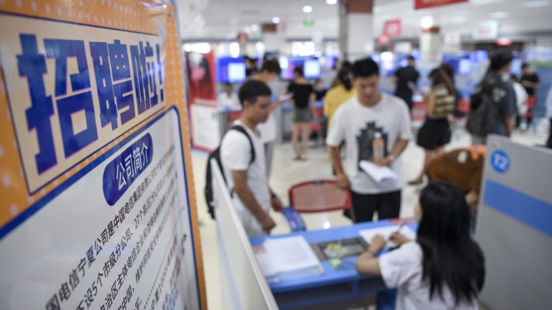 上月底宁夏(银川)举办离校未就业高校毕业生招聘会。 新华社 上月底宁夏(银川)举办离校未就业高校毕业生招聘会。 新华社
