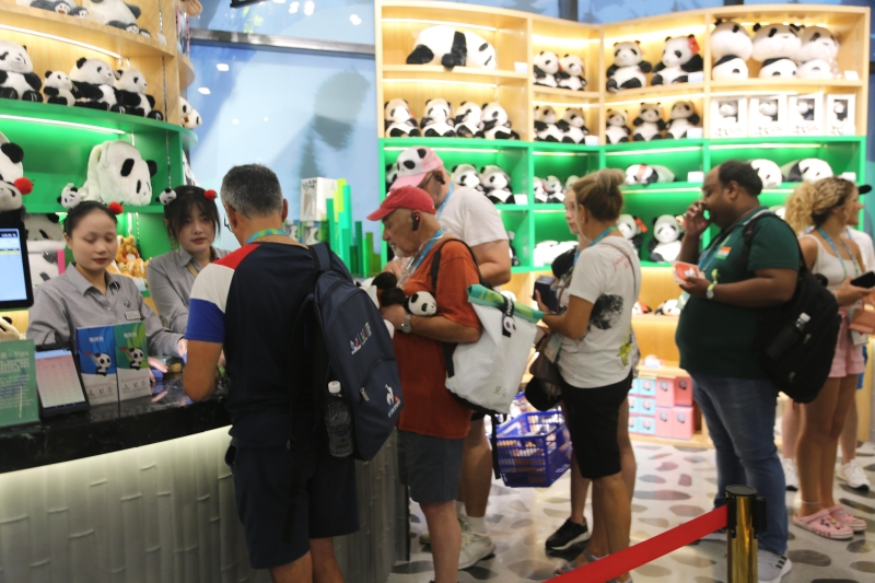 不少外国人在排队购买熊猫周边 不少外国人在排队购买熊猫周边