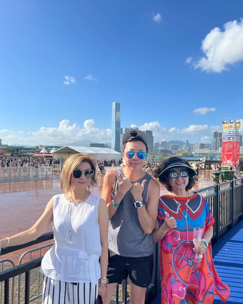 TVB高层乐易玲(左)也有去朝圣。 TVB高层乐易玲(左)也有去朝圣。