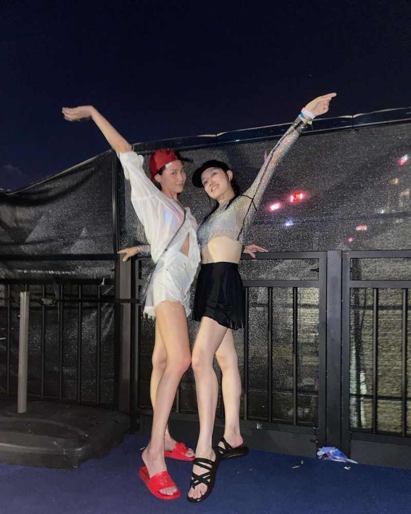 性感女神周秀娜露出一双逆天长腿。 性感女神周秀娜露出一双逆天长腿。