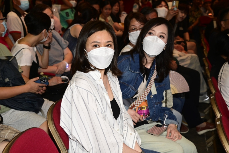 关之琳、顾纪筠齐齐撑场温拿演唱会。 关之琳、顾纪筠齐齐撑场温拿演唱会。