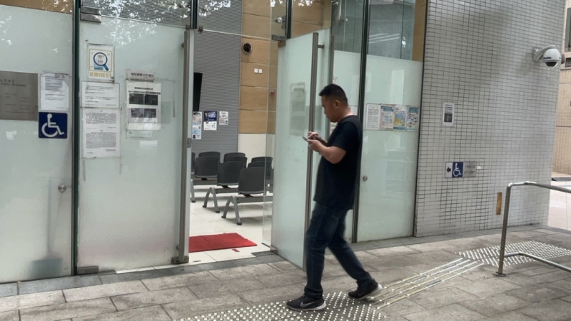 死者亲属到殓房认尸 死者亲属到殓房认尸