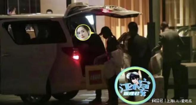 今年3月,杨幂与父母被狗仔拍到去香港。 今年3月,杨幂与父母被狗仔拍到去香港。