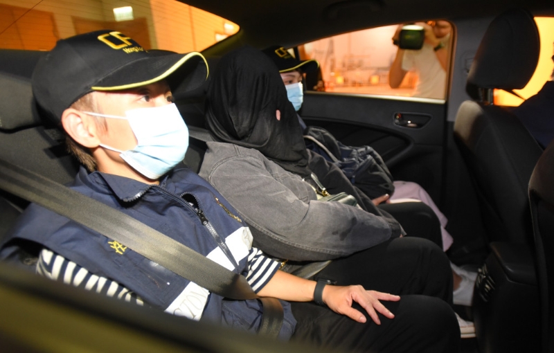 海关今年初根据情报锁定一名女子,怀疑她参与洗黑钱活动。 海关今年初根据情报锁定一名女子,怀疑她参与洗黑钱活动。