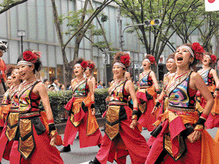 原宿表参道元气祭的舞者,向以在表演中换装驰名。 原宿表参道元气祭的舞者,向以在表演中换装驰名。