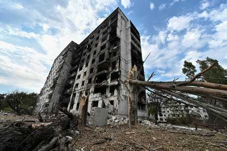 扎波罗热有住宅大楼中弹，损毁严重。 路透社
