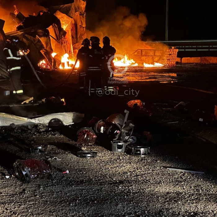 消防员到场扑火。 消防员到场扑火。