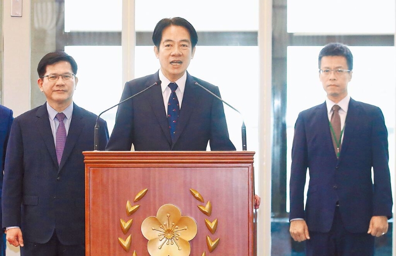 赖清德（中）12日在台湾领导人办公室秘书长林佳龙（左）及副秘书长黄重谚（右）陪同下率团出访巴拉圭。