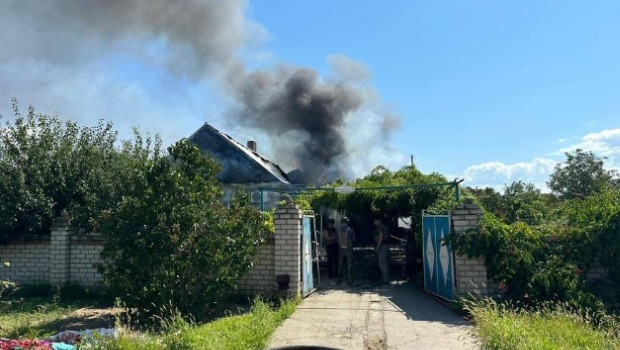 乌克兰当局指俄军周日炮击赫尔松州，造成至少7名平民丧生。 一间房屋中弹后冒烟。