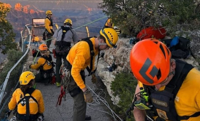 少年大峡谷让位拍照不慎摔落30米山崖 少年大峡谷让位拍照不慎摔落30米山崖